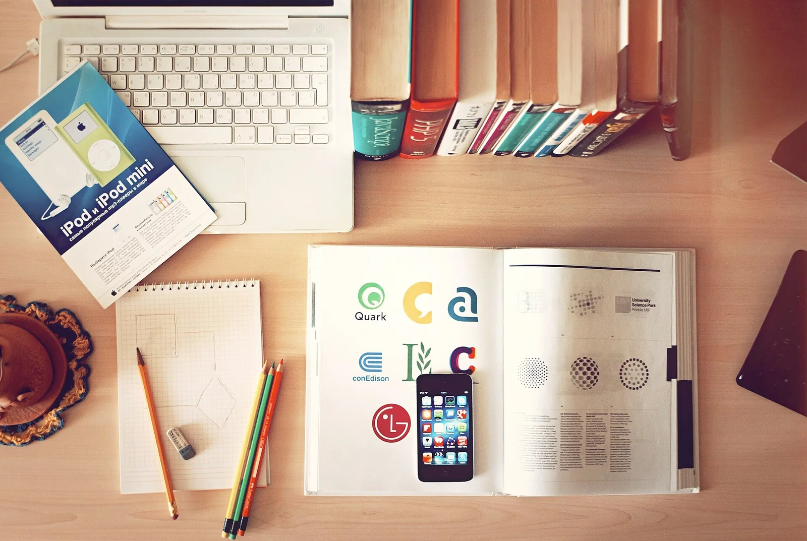 本と学習道具のテーマ写真