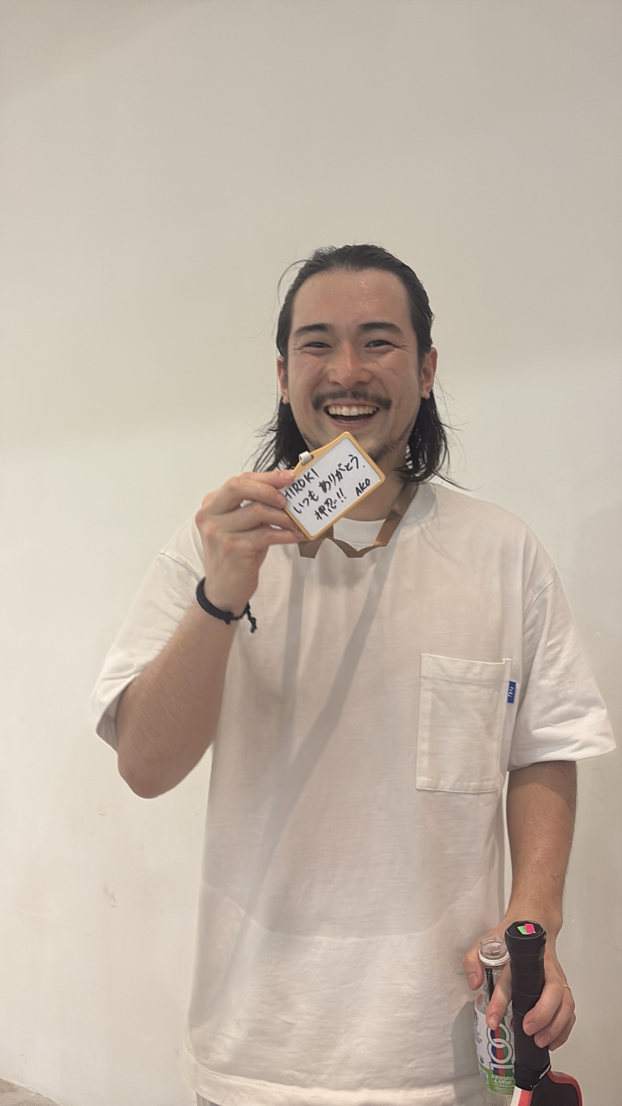 表彰でメダルを持つ参加者