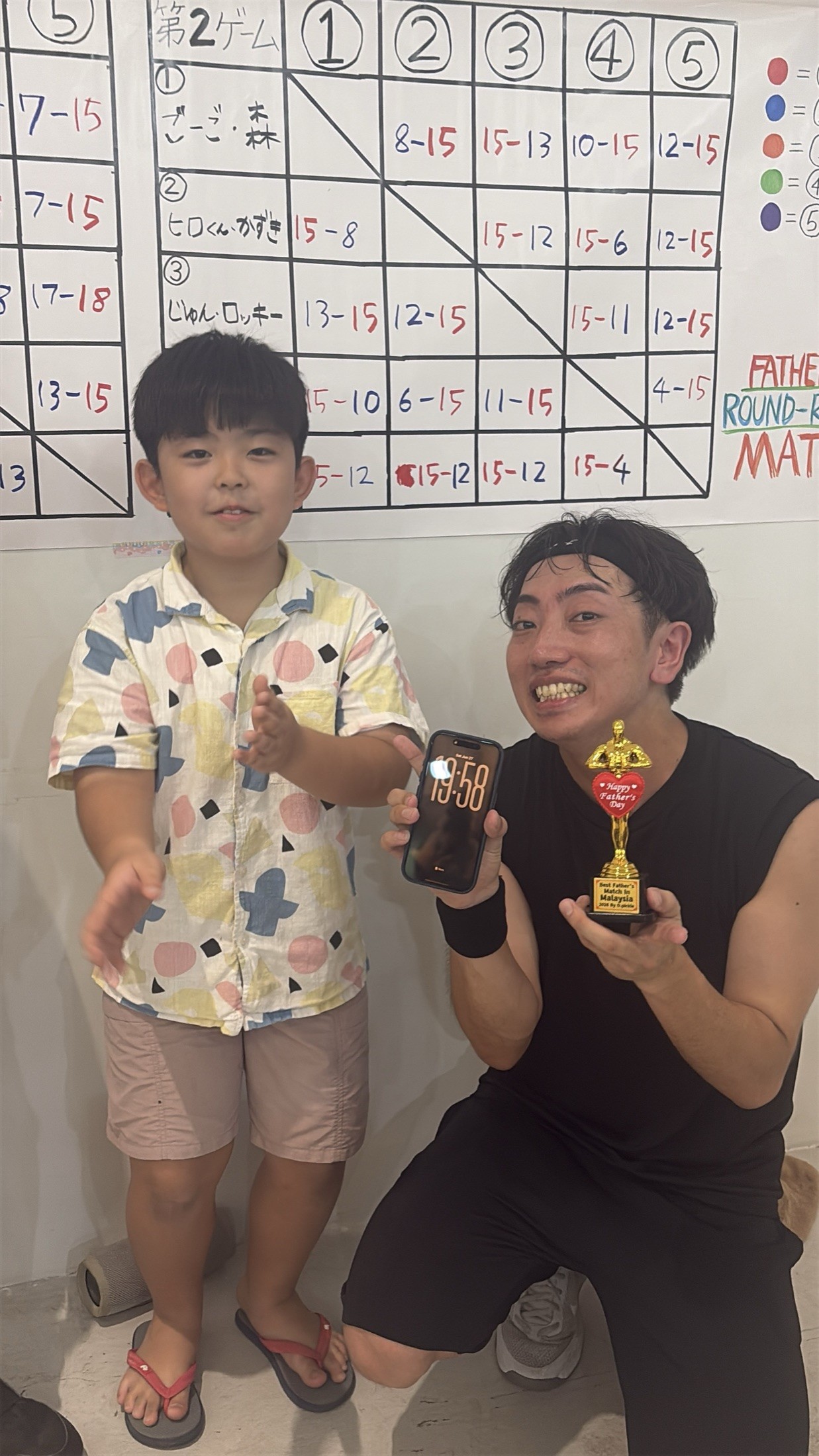 メダルを持つ子どもたち